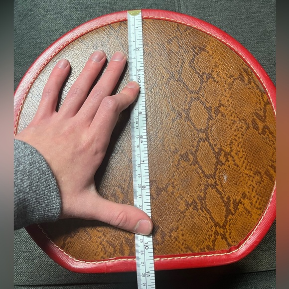 Vintage Leather Hat Box/Suitcase With Handle and Clasps - Picture 11 of 13